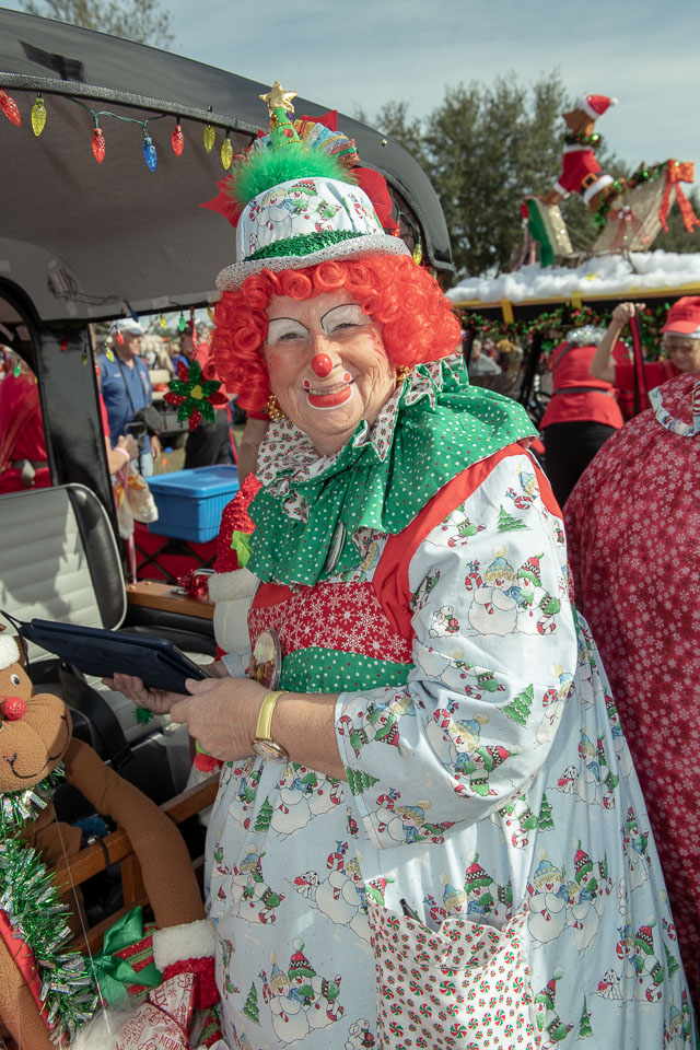 ClownsatChristmasParade-114.jpg