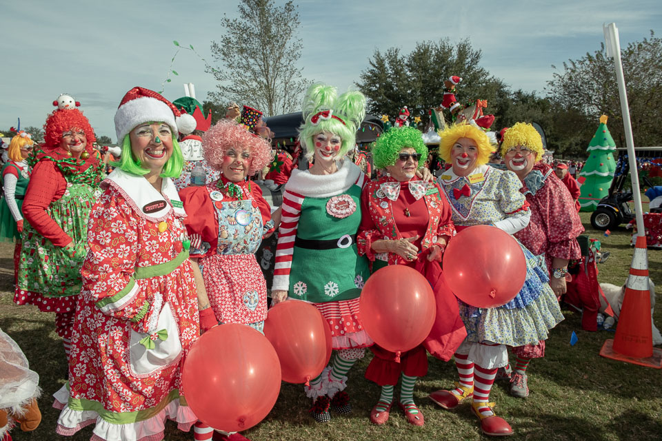 ClownsatChristmasParade-149.jpg