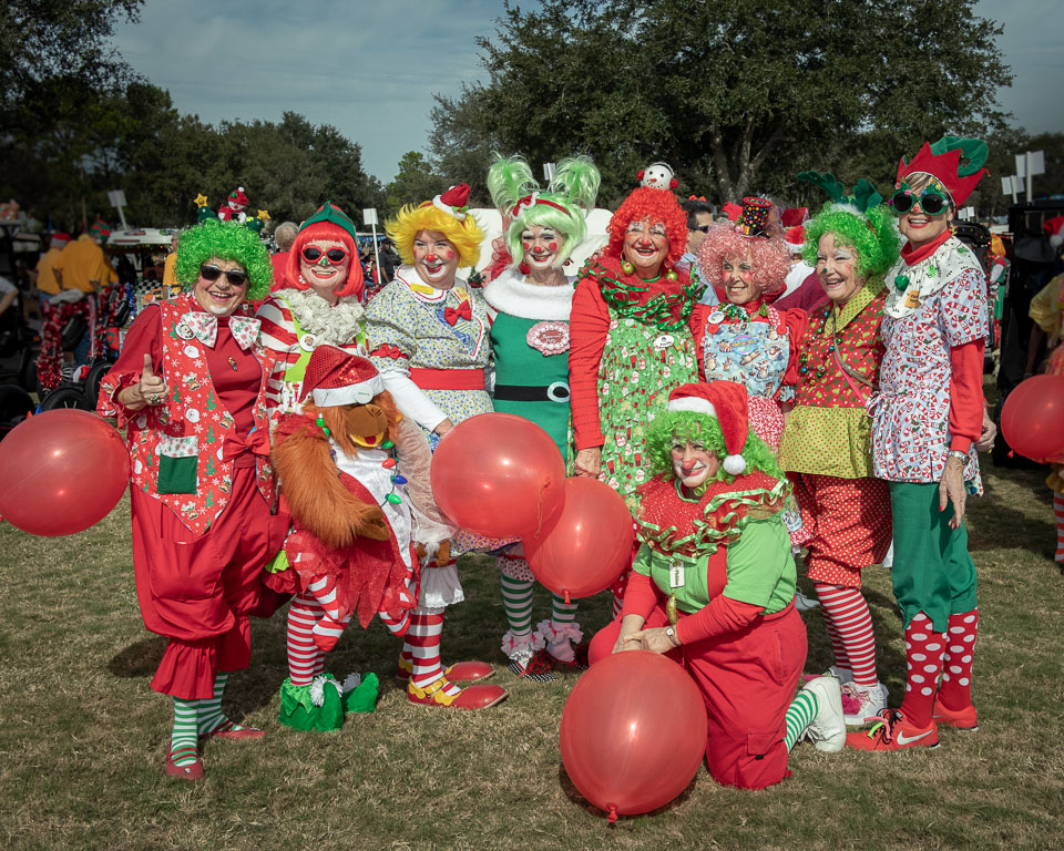 ClownsatChristmasParade-195.jpg