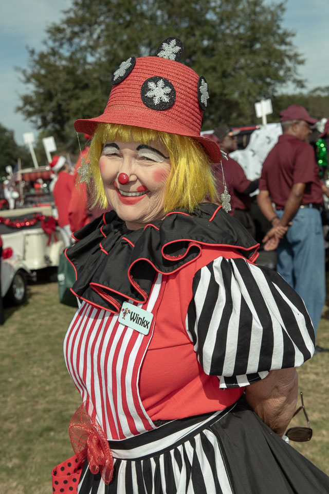 ClownsatChristmasParade-217.jpg