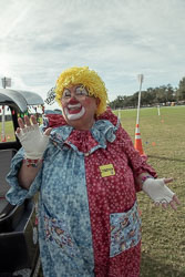 ClownsatChristmasParade-015.jpg